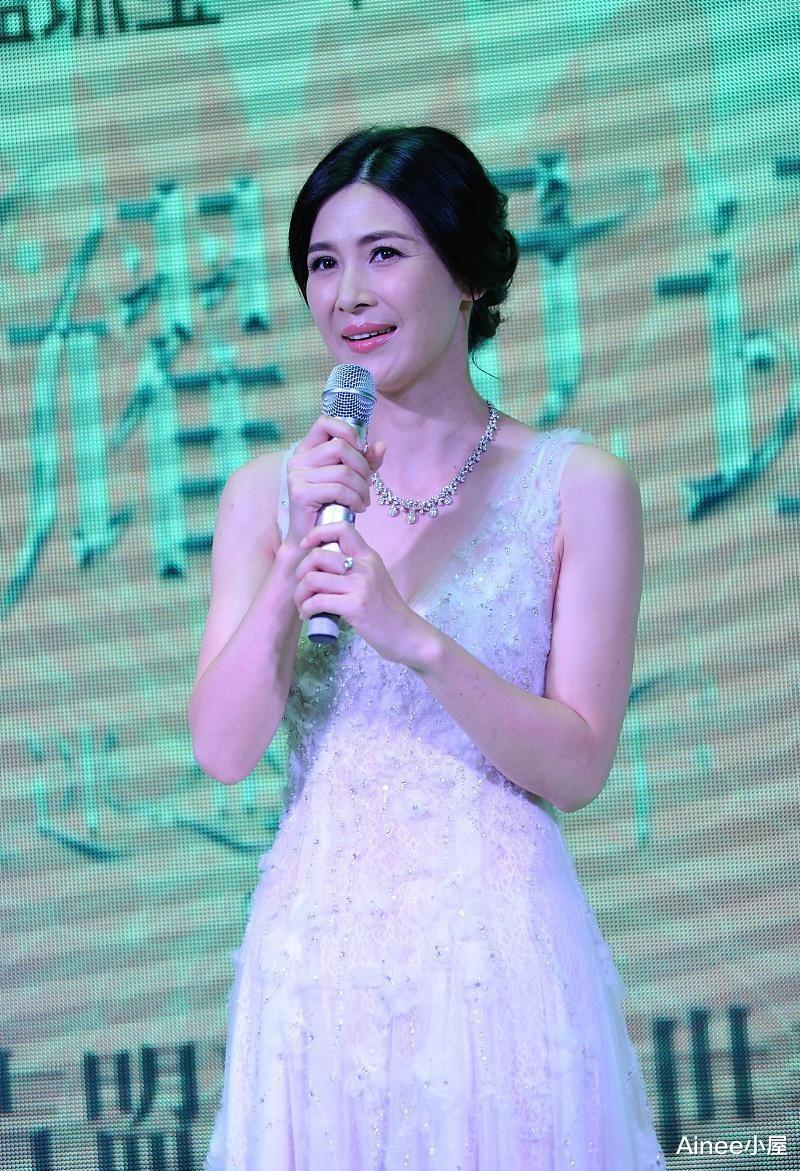 Ainee小屋 童蕾挺有女人味的，白裙上面镶亮钻好吸睛，清纯感与成熟感并存