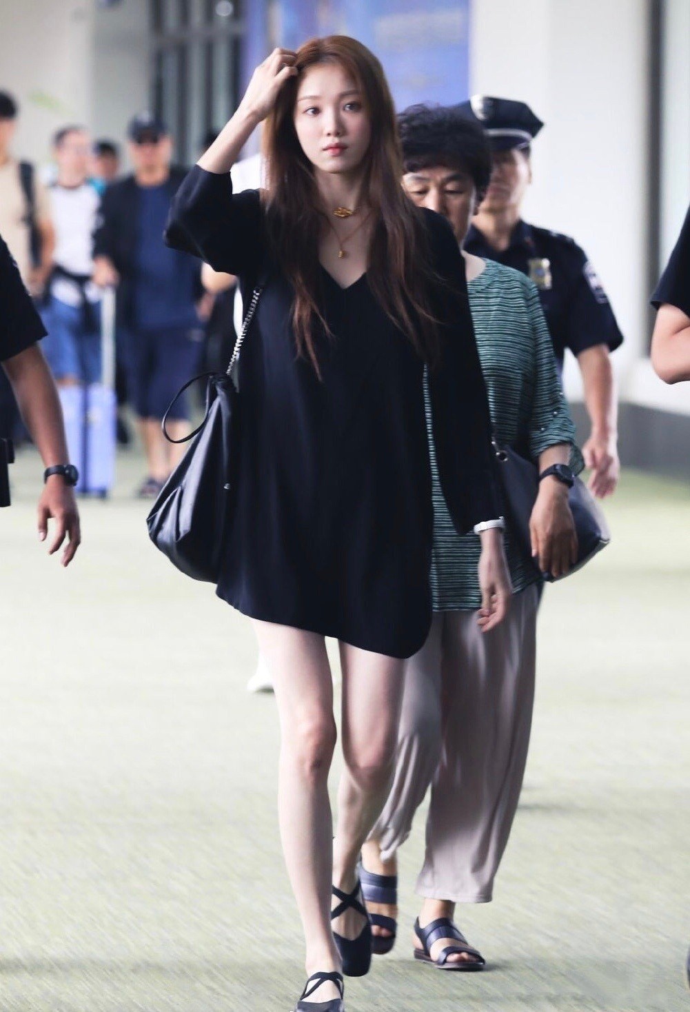 八只爪的猫|张碧晨生娃后咋恢复的?穿小黑裙蛮腰抢镜,这么紧的靴子也能塞进