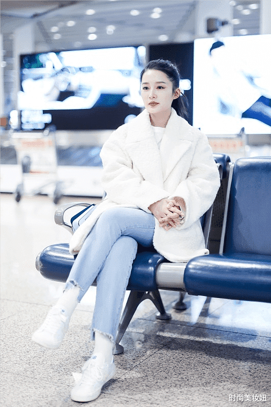 李沁|李沁眼光真符合大众审美,穿白色毛夹克配小黑裤,保暖又洋气
