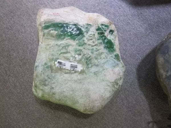 翡翠|徐霞客竟然不识货？把一块满绿翡翠糟蹋成茶杯？