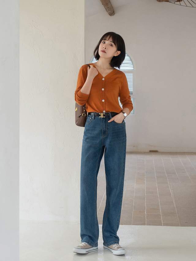 何有强|秋季的简约穿搭指南,毛衣外套搭配吊带裙高级时髦,精致大气