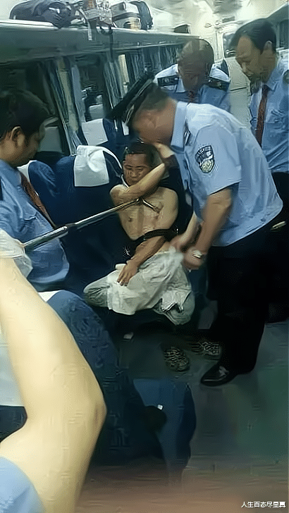 民警 男子拒捕展露“绝世武功”，钢叉加身后画风突变，列车员表情亮了