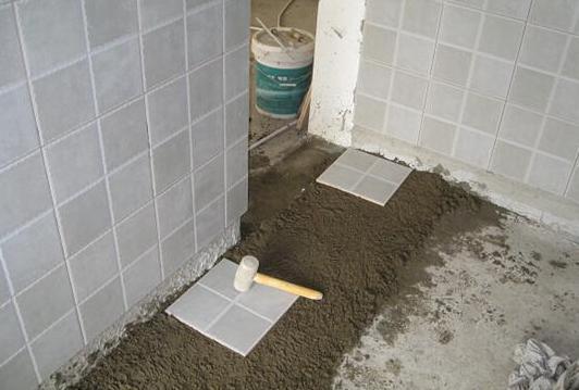 铺瓷砖不用水泥，这种新方法，半天能铺一间屋，防潮又防裂，聪明