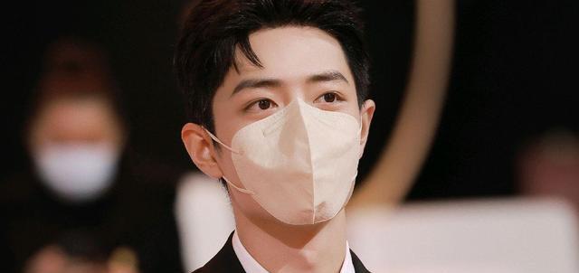 曾伟权|提个裙摆被自己粉丝骂完了接着被女方粉丝撕，肖战这体质太绝了