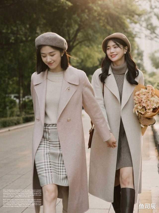 鱼司辰 40+的女性秋冬穿搭指南，一件大衣让你提升气质又减龄，高级洋气