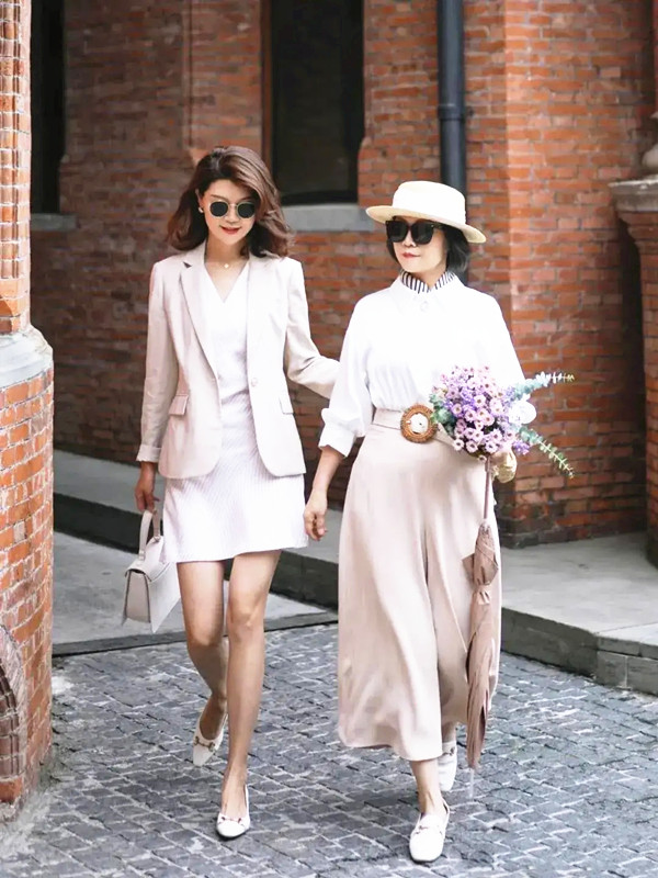 全球时尚号|女儿已经长大,妈妈还未变老,现在流行母女美搭,演绎深情瞬间