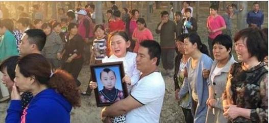 邓鸣贺|生前被父母当摇钱树，仅8岁去世，如今妹妹又悲剧重演