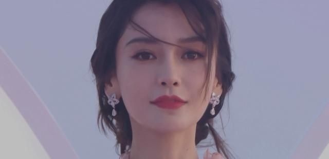 迪丽热巴|GQ红毯女星比美：baby热巴仙女风惊艳全场，周冬雨热依扎走中性风