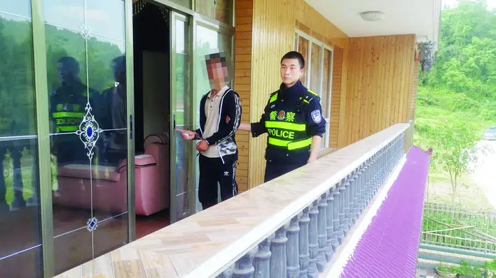 城一通 万州一男子偷走鱼竿后竟到附近钓鱼，被逮个正着