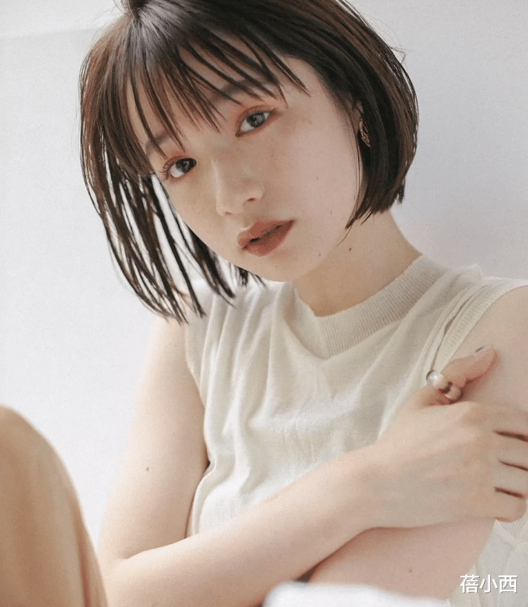 短发 脸圆、脸大的女人,秋天换发型就换这4种短发,显脸小不止一圈