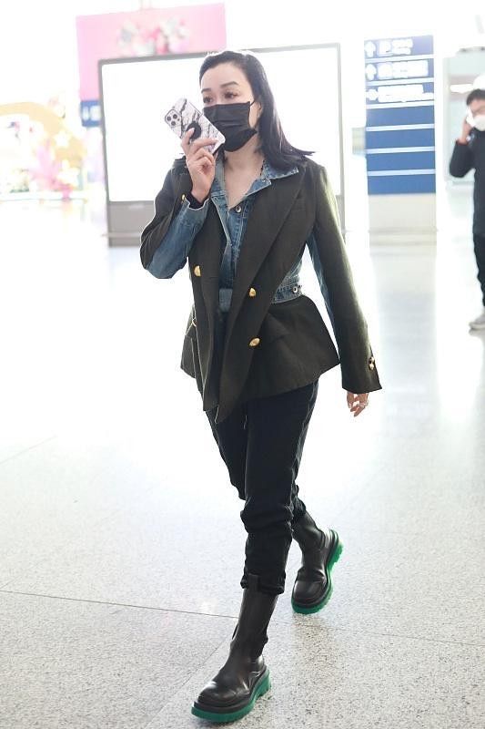 娱乐圈|钟丽缇张伦硕走机场，同穿一身黑真时髦，站一起哪像比老公大12岁