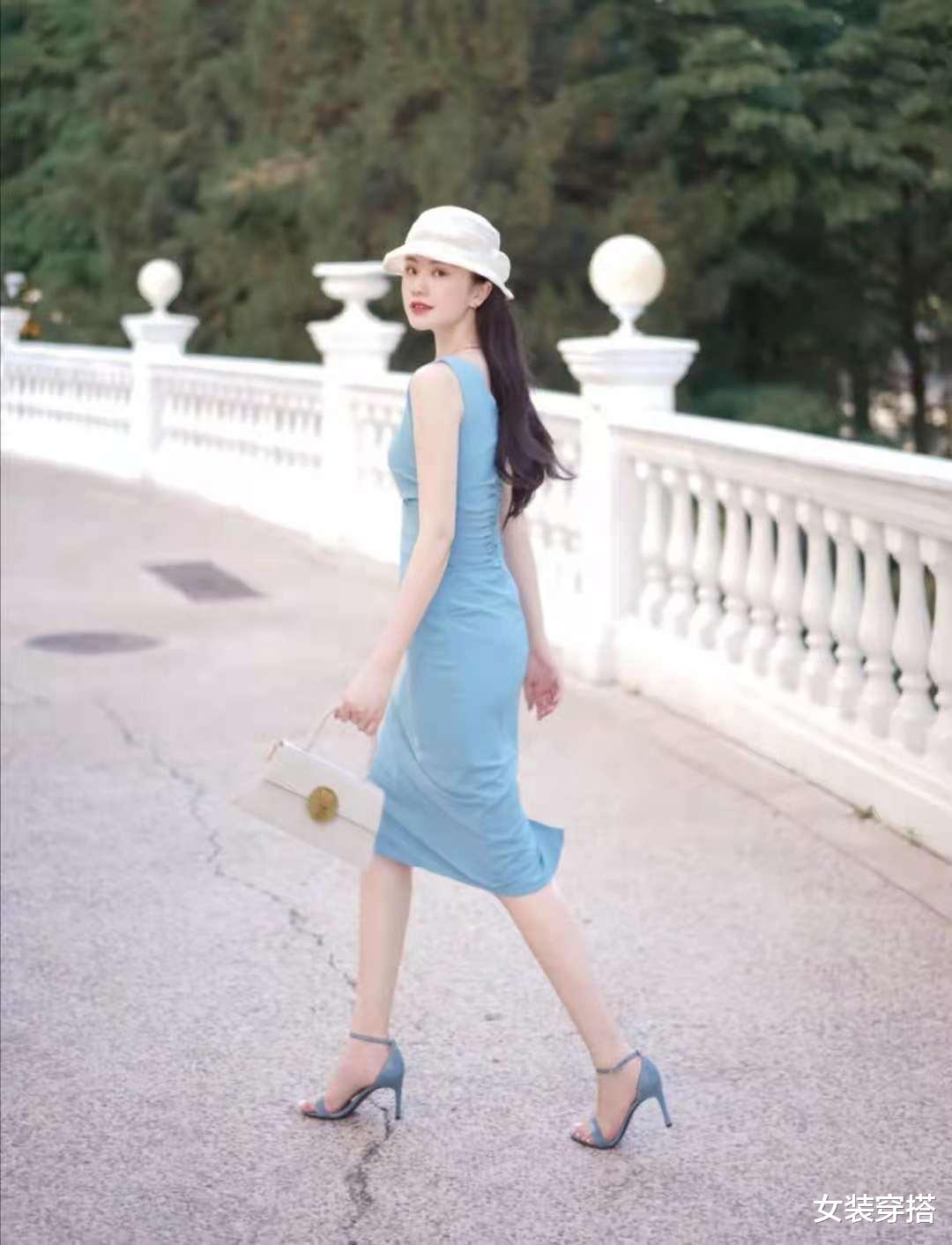 女装穿搭|蓝色连衣裙配什么鞋子好看