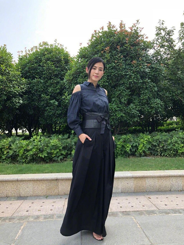 |50岁宣萱丝毫不显老，穿长衬衫配阔腿裤，完美精英范太高级