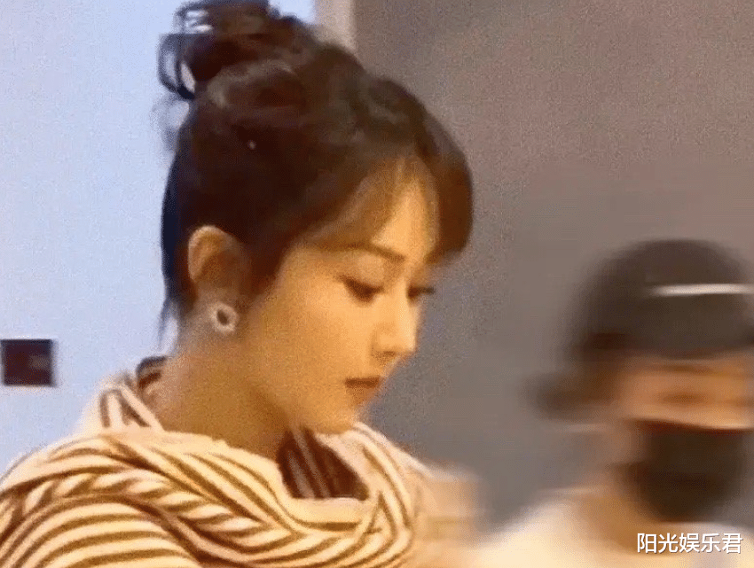 王丽坤|杨紫真人长啥样？五四晚会无滤镜生图，真实颜值让我看傻眼