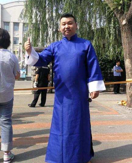 岳群说 母亲穿旗袍拿向日葵送考，看到父亲穿着更是眼前一亮，网友：暖心