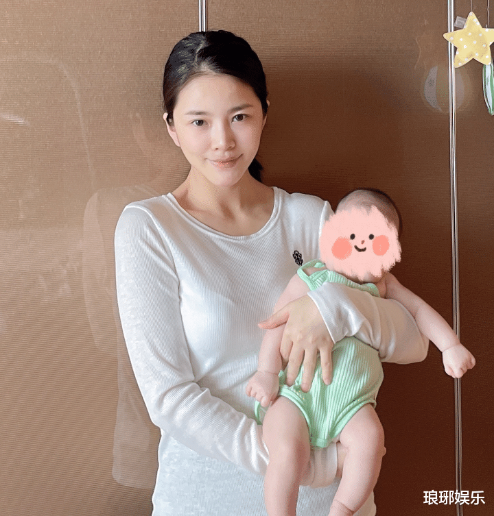 王灿|王灿带娃打疫苗，晒出近照展现素颜状态，墙上的影子却成亮点