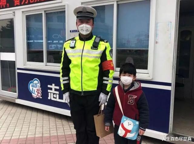 我不是犯人啊！湖北一痴呆老太持棍驱赶民警，民警偷偷护她送回家