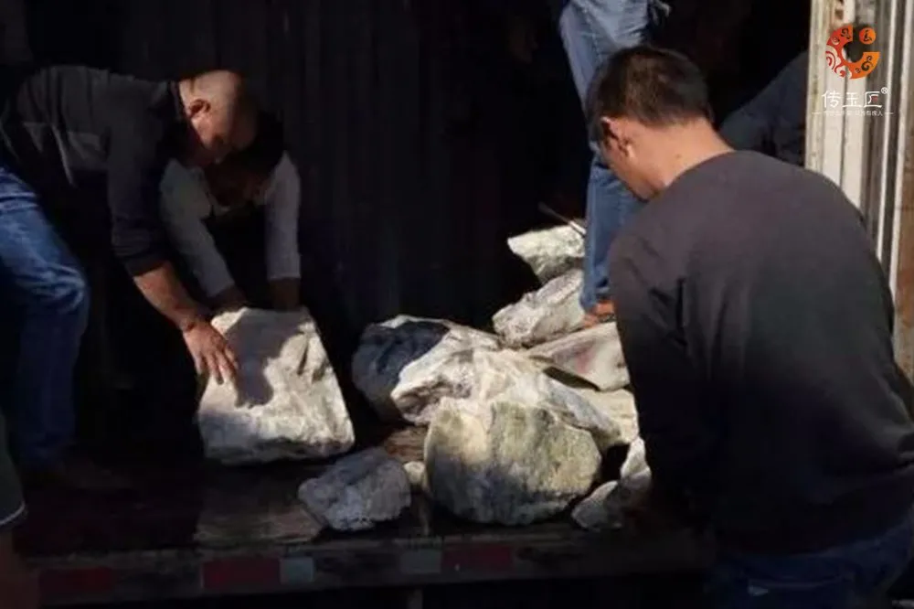 |和田玉百人【抢料】现场，差点打起来！