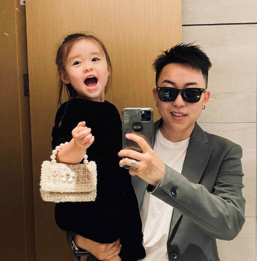 徐峥|当年50万买精受孕，生5国混血女儿的单身女高管，如今怎样了？