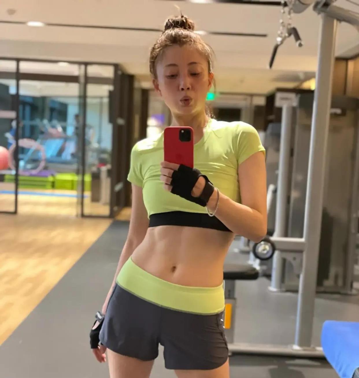 孙俪|殷桃曼妙背影刷屏全网，与此相反老搭档孙俪被评“男相”颜值下滑