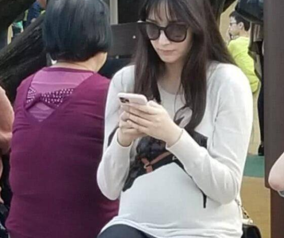 肖浩飞白|“生育机器”吴佩慈,卑微求和入豪门,6年产4子,43岁至今未婚