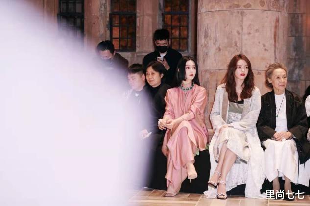 里尚七七 范冰冰剪新发型看秀,公主切配日系妆好怪异,脸白过头像假人