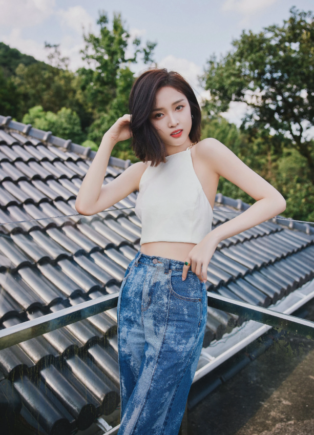 大时尚大观点 吴宣仪衣品在线,穿挂脖吊带秀纤细蛮腰,水洗牛仔裤休闲时髦