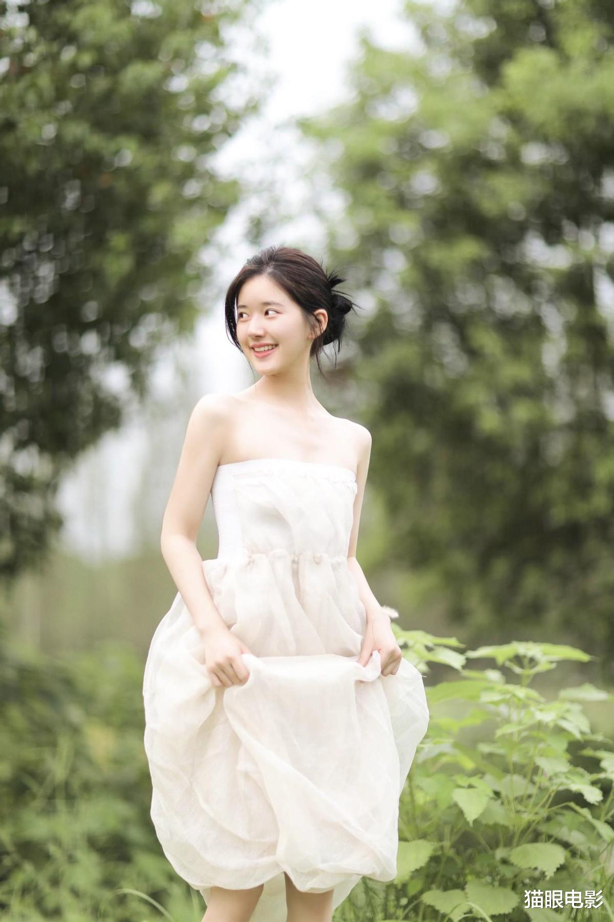 赵露思|23岁赵露思晒最新写真，穿小白纱裙秀锁骨，网友：确定不是18岁吗