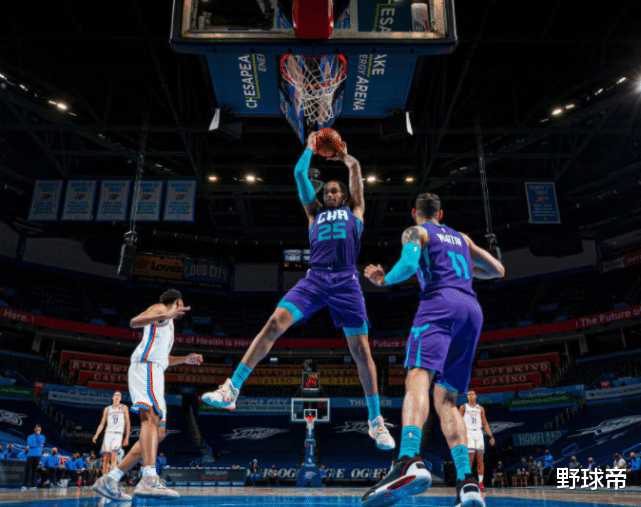 雷霆隊(duì)|身高2米13打后衛(wèi)？真頭一次見！7記三分征服球迷！雷管太神了