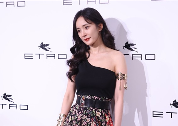 BiuFashion 又被杨幂惊艳到了,低领复古裙配“海藻长发”,侧身坐着更有韵味