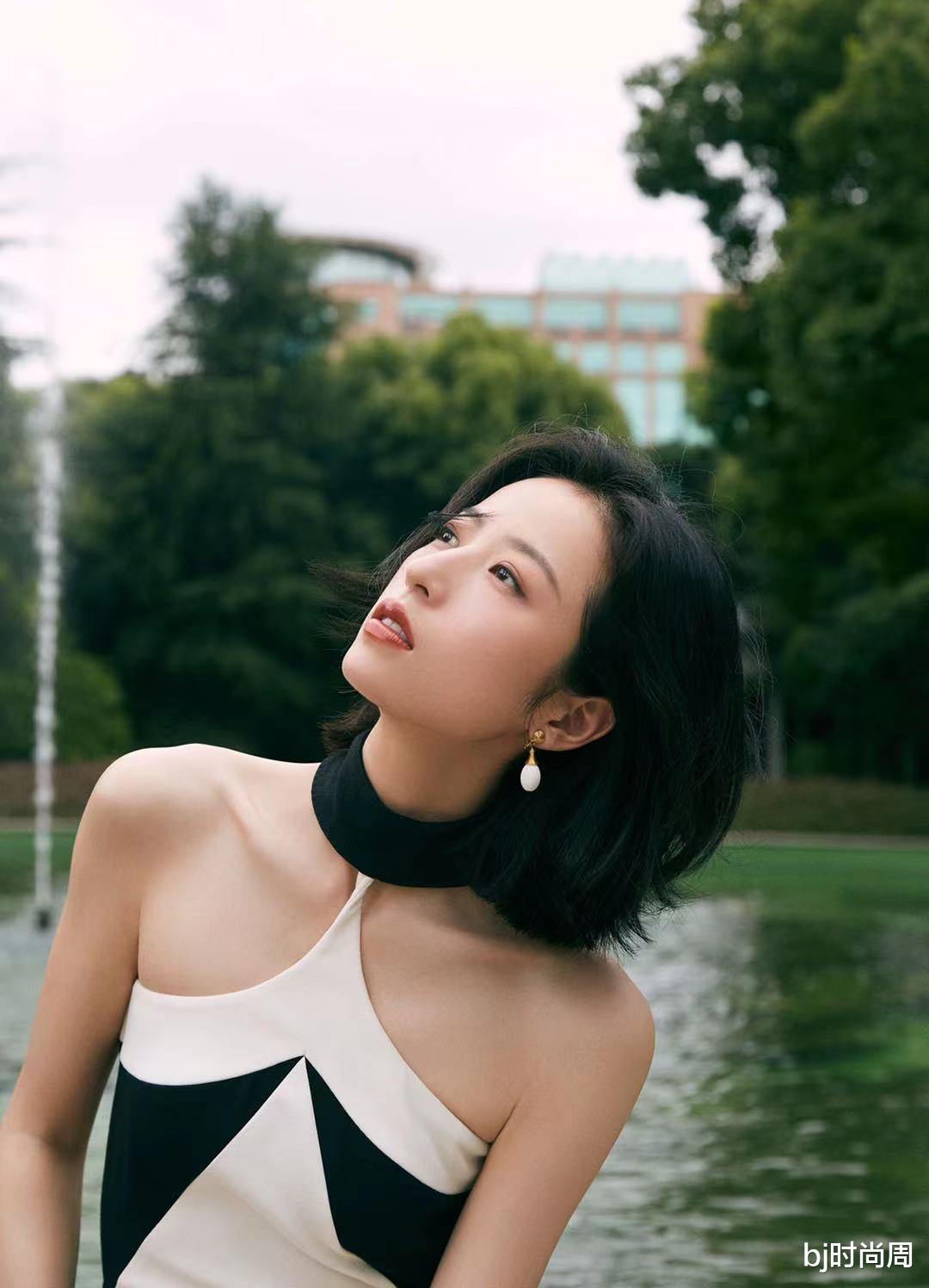 bj时尚周|小黑裙学周雨彤穿，显瘦不说还特别有气质