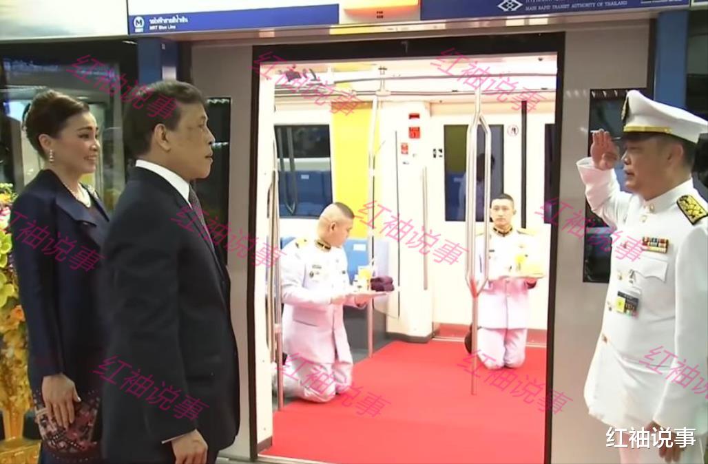 69歲泰王首次坐地鐵，生在帝王傢養尊處優，在車廂裡看啥都新鮮-圖2