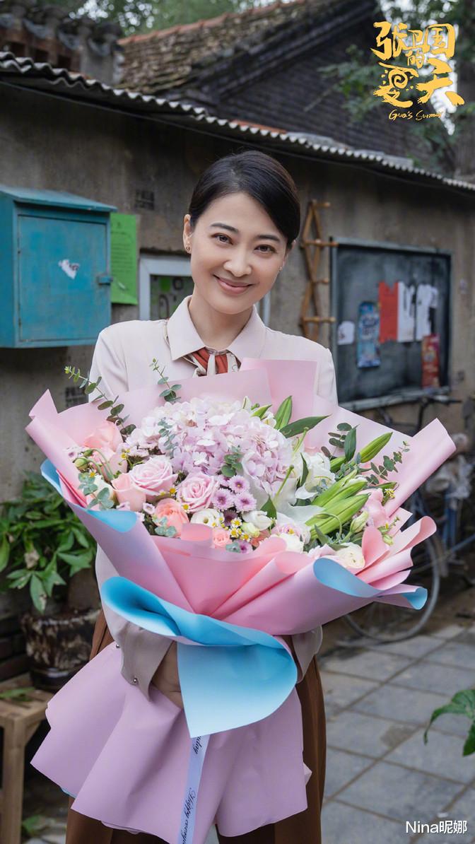 衬衫 梅婷新戏杀青心情好，穿衬衫长裤同黄磊比心，黑眼圈比眼影还抢镜