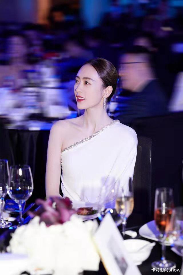 卡莉时尚show|童瑶辨识度直线上升,穿斜肩长裙气质没得挑,摆脱小章子怡标签