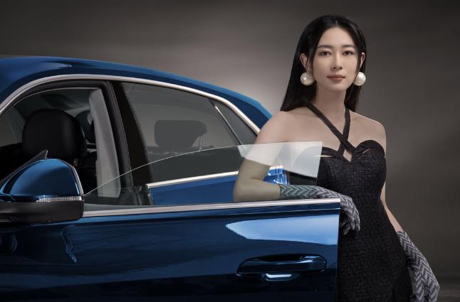 孙一文|孙一文好美！罕见抹胸长裙亮相，首次走T台太飒，吸金不输杨倩