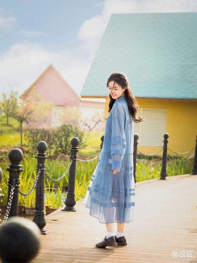 鱼司辰|秋季的叠穿技巧，我想很多人都搞错了，你看看时尚博主都爱这样穿