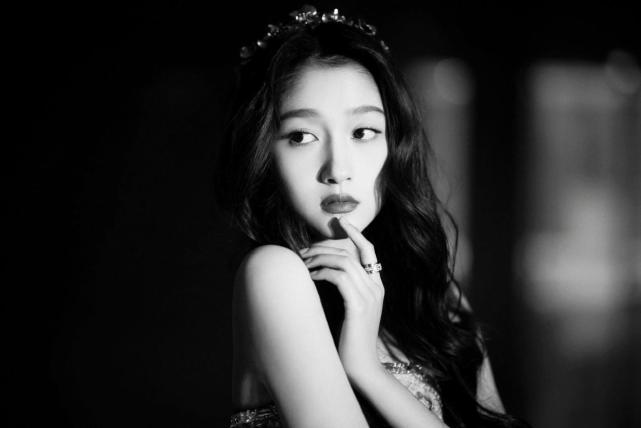 卷发 关晓彤终于把头发放下来了!鎏金蓝裙+皇冠美成仙子,竟然不显胖了