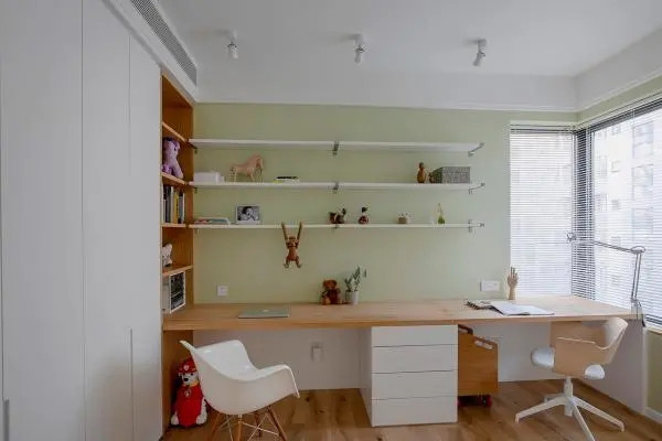 |140平简约风三居室，封闭露台扩大客厅休闲工作两不误