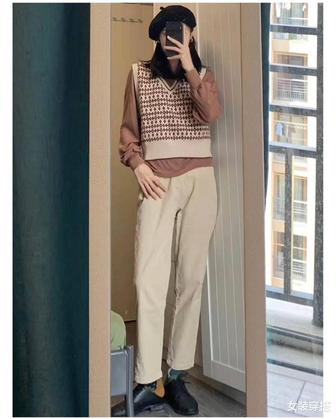 女装穿搭|秋天卡其色裤子搭配什么颜色上衣