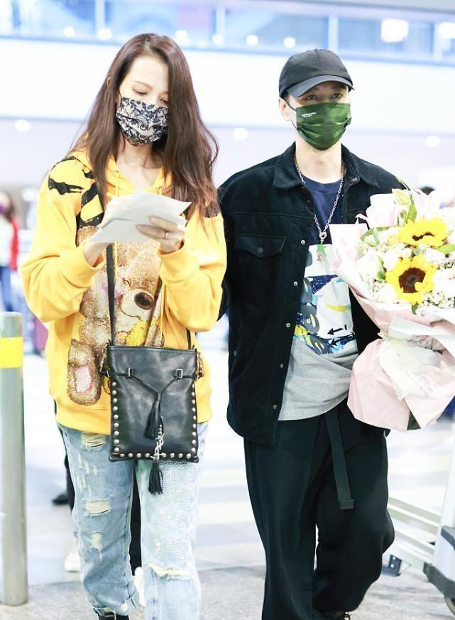 桃小菁啊 长发的蔡少芬挺显嫩，黄色印花卫衣配牛仔裤，和张晋同框挺恩爱