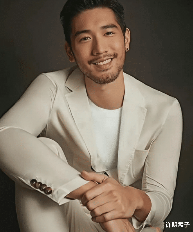 男神|高以翔离世两年，粉丝重返事发地献上鲜花，真是爱心满满