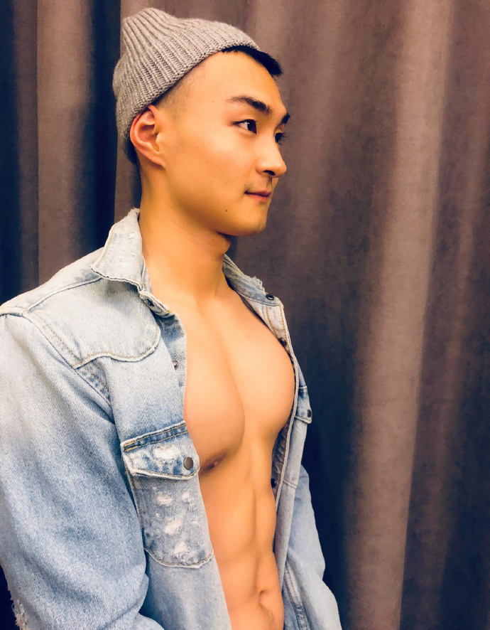 穿衣搭配 曾经的兵哥哥，如今的肌肉模特，满身肌肉搭配清爽短发，真帅气！