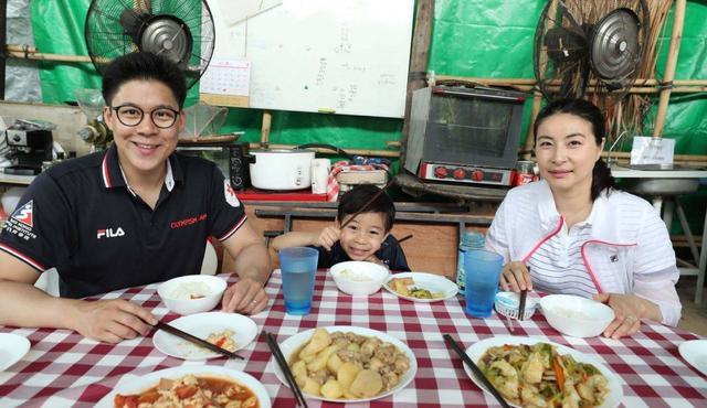 霍启刚|霍启刚晒3个娃“早餐照”火了，引网友称赞：这才叫豪门“炫富”