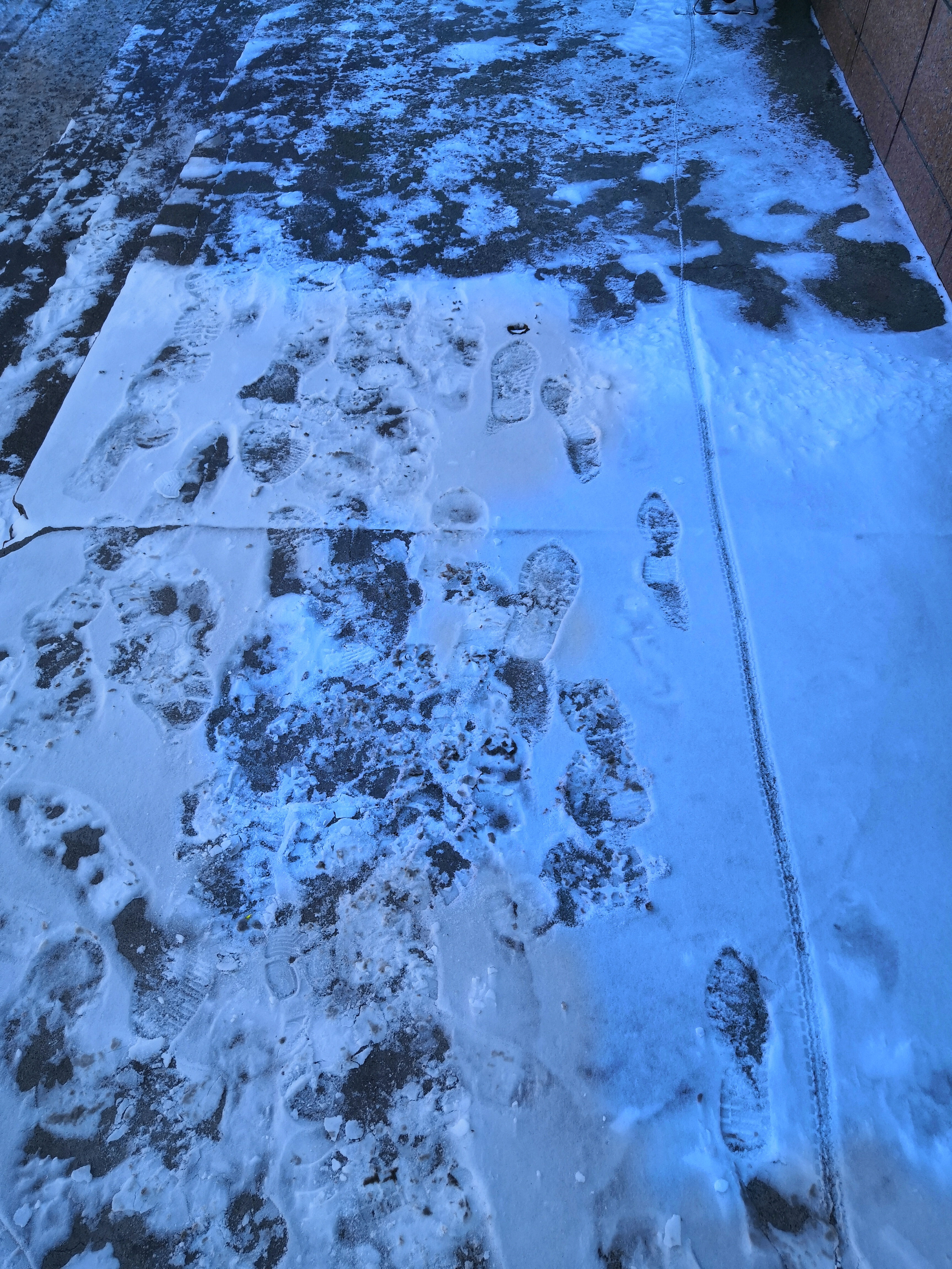 szfreeman 眺望白色煙柱扶搖直上，雪地里走著，慢慢地就白了頭