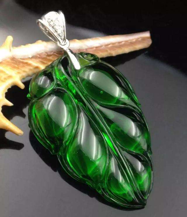 冰种翡翠|酷似啤酒瓶底的「冰翠」，为何能屡屡冒充高档冰种翡翠？