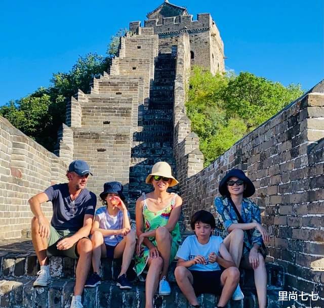 里尚七七|吕燕一家五口游长城，法国老公和混血儿子真帅，家人撞脸邓文迪