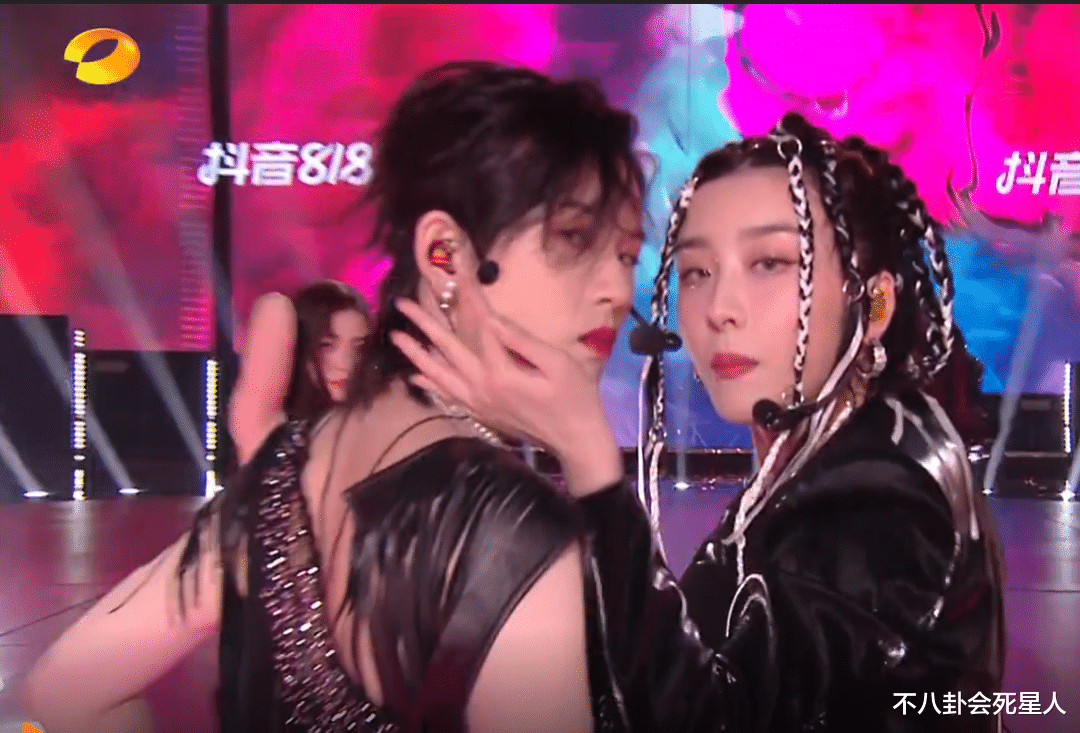 古力娜扎|芒果晚会现场：娜扎鱼尾红裙惊艳，黄晓明胡茬显沧桑，女团表情油腻