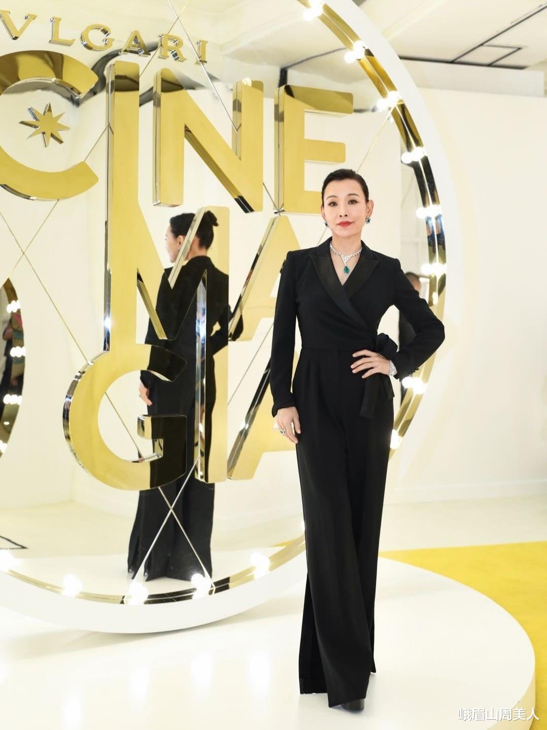 吊带裙 58岁陈冲这身材好得不真实，穿深V吊带裙拍大片，满满的高级感