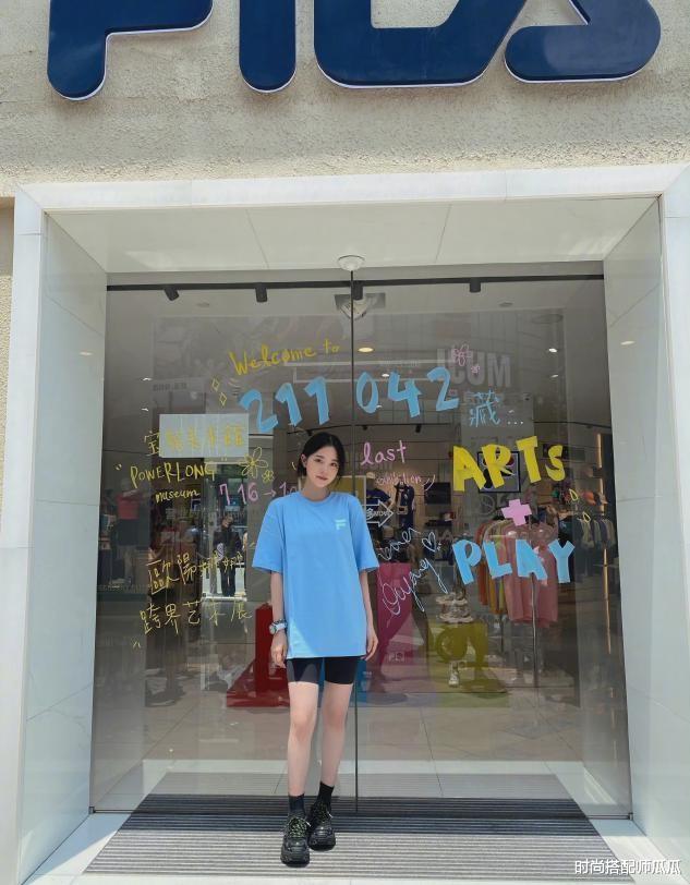 时尚搭配师瓜瓜|被欧阳娜娜最新大片惊艳了！黑长直+露肩杀又纯又欲，氛围感十足