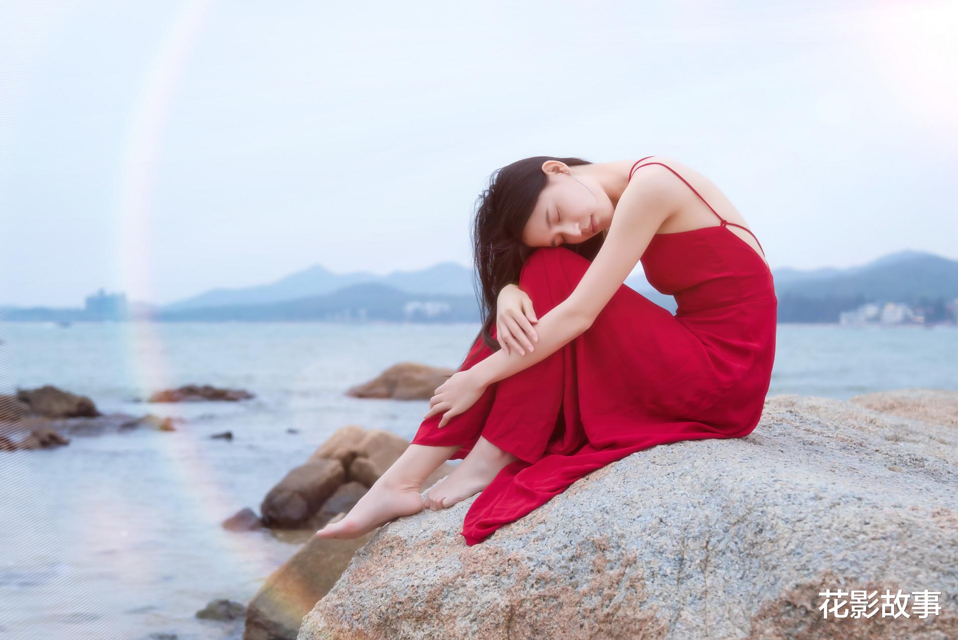 花影故事|一位60岁阿姨给年轻女孩忠告:不给自己存钱的女人,很危险